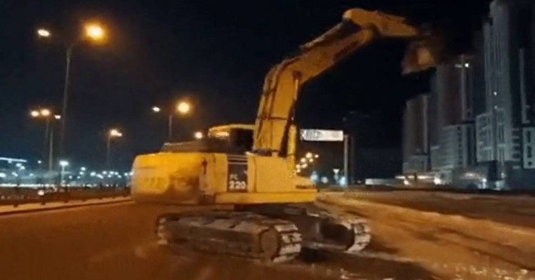 Астанада мас ер адам экскаваторды айдап әкетіп, жолдың ортасында айналдырып қойды