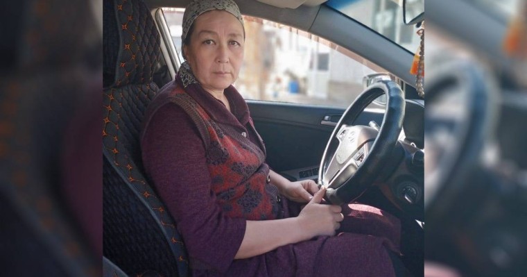 Алматыда бір аяғынан айырылған кейуана такси жүргізіп, бір отбасын бағып отыр