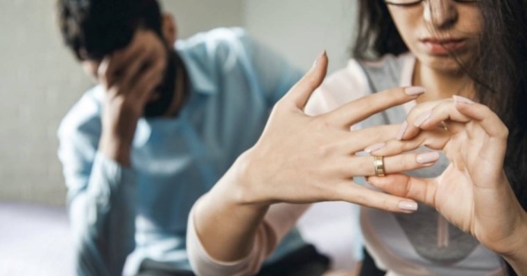 «Үлгі алатын адам емес»: Ажырасқан әйелдерге шектеу қойылады