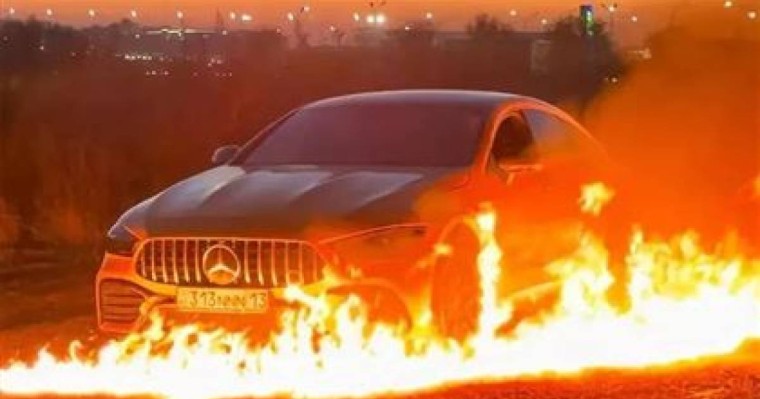 Танымал блогер 90 миллион теңге тұратын қымбат көлігін өртеп жіберді (ВИДЕО)