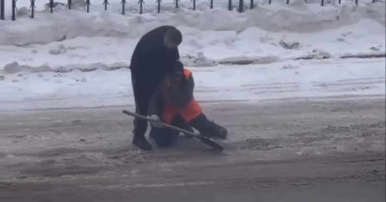 Желіде ер адамның қар тазалаушыны жұлқылап жатқан видеосы тарады (видео)