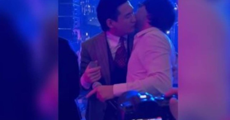 "Араларында бірдеңе бар": Қайрат Нұртас Төреғали Төреәлінің бетінен сүйіп алды (ВИДЕО)