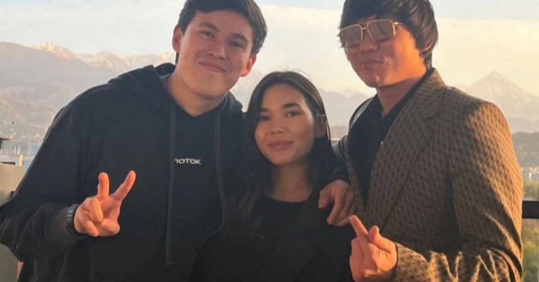 "Құны – 400 мың теңге": Танымал блогер Қайрат Нұртасқа қымбат көзілдірік сыйлады