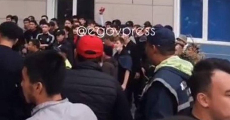 Шымкентте футбол жанкүйерлері жанжалдасып қалды