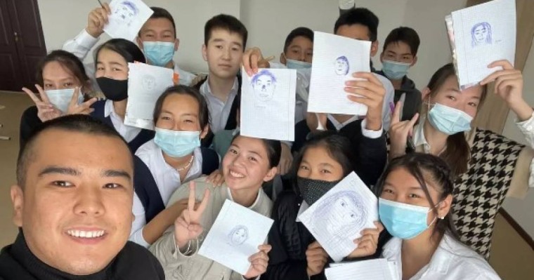 Әлеуметтік желінің "жұлдызына" айналған атыраулық мұғалім туралы не білеміз (фото)