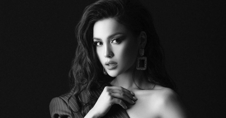 "Хиджабта жүріп екі баламды асырау қиын болды". Ақбота Сейітмағанбет неге орамалын шешкенін түсіндірді