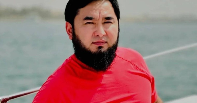 "Мектепте "мини юбка" киген қыздар жүкті болып жатыр": Атышулы блогер тағы да мәлімдеме жасады