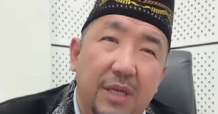 "Ол сауап емес, күнә": Имам анасының аяғын жуып, желіге жүктейтіндерге ескерту жасады