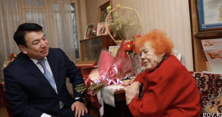 Ғани Бейсембаев 100 жасқа толған Шымкенттік ұстазды мерейтойымен құттықтады