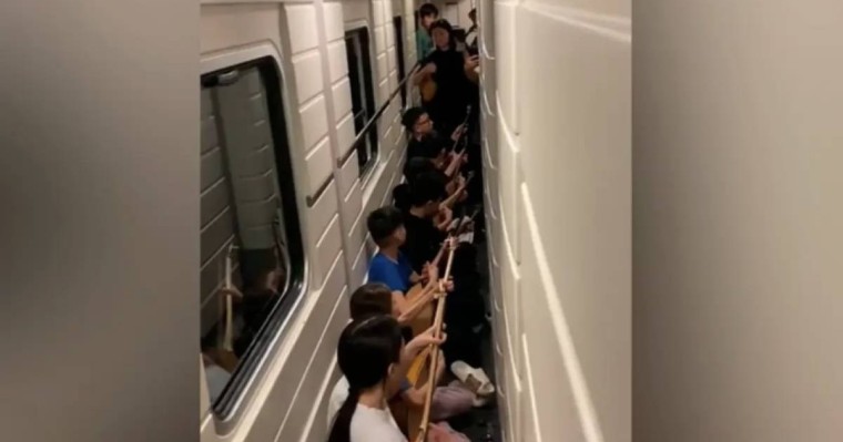 Пойызда домбыра шерткен өнерпаздар жолаушыларды елең еткізді (ВИДЕО)