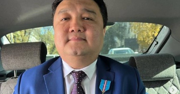 "Әкем қуанышымды көрмеді": Ескендір Хасанғалиевтің ұлы "Құрмет" орденімен марапатталды