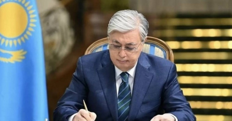 Оқушылар сабақта телефон ұстай алмайды. Тоқаев заңға қол қойды