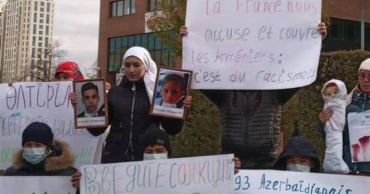 Астанадағы Франция елшілігінің алдында қаза тапқан балалардың портреттерімен акция өтті