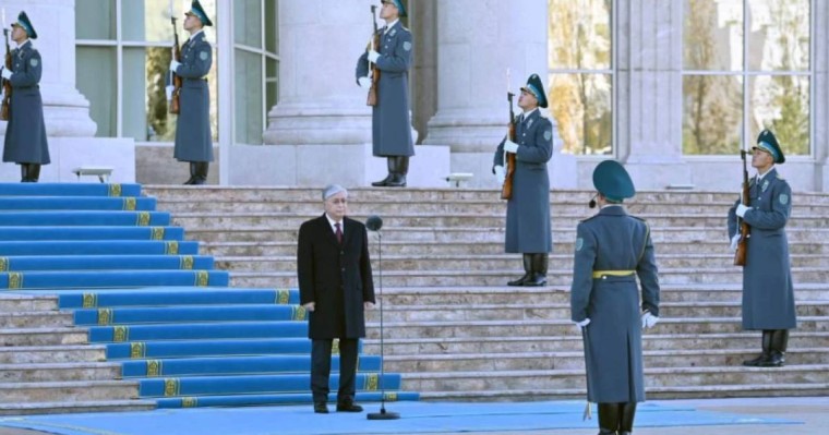 Ақорда алдында Тоқаевтың қатысуымен ту көтеру рәсімі өтті