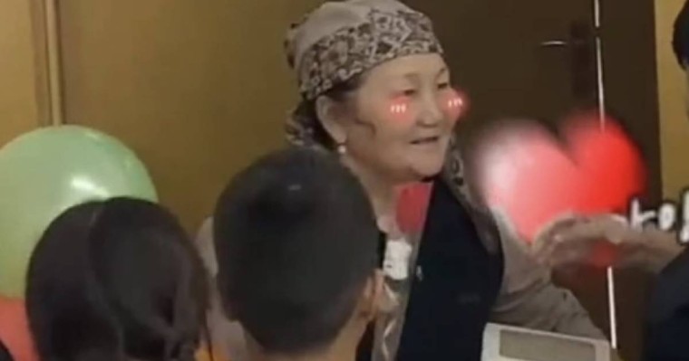 Алматы облысында оқушылардың еден жуушыны туған күнімен құттықтаған видеосы жұртты сүйсіндірді