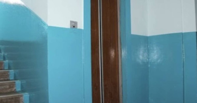 Лифт істемеген: Оралда зейнеткер әйел 8-қабатқа жаяу көтеріліп, көз жұмды