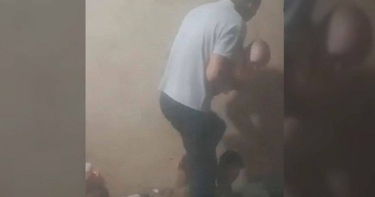 «Баланы бақыртып тепкілеп жатыр»: Желіде тағы бір сұмдық видео тарады