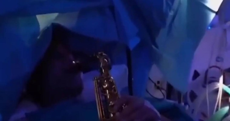 9 сағаттық миға жасалған отада науқас саксафонда ойнап жатқан (видео)