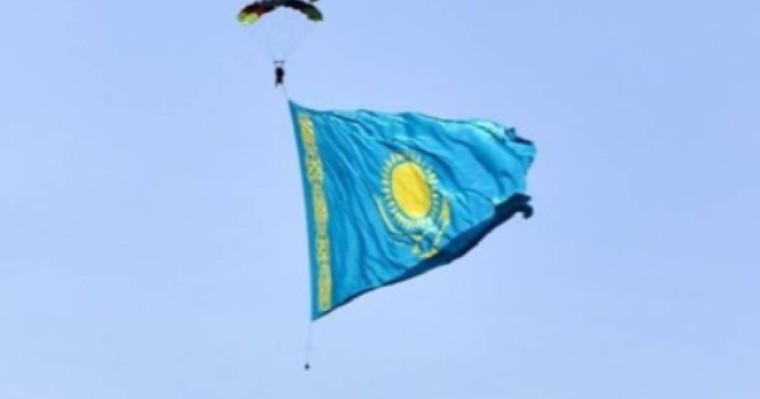 Алматы аспанында Қазақстанның ең үлкен туы желбіреді