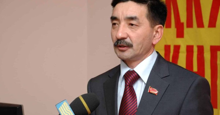 Жоғары жақ президенттен бастап бәрі қазақша сөйлеуі керек! – Жамбыл Ахметбеков