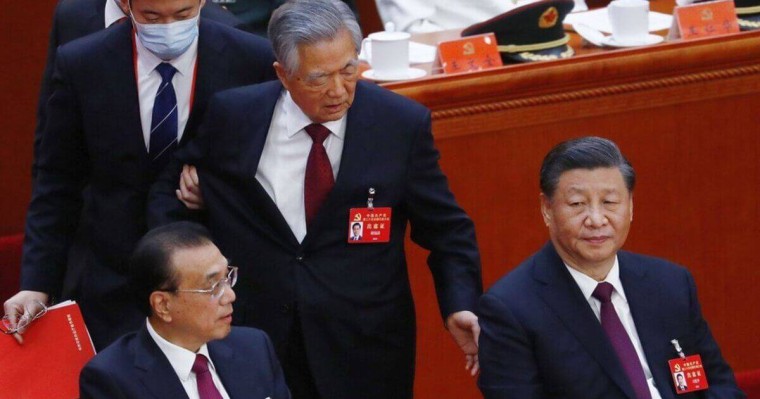 Қытайдың бұрынғы басшысы Ху Цзиньтао жиналыстан күштеп шығарылып жіберілді