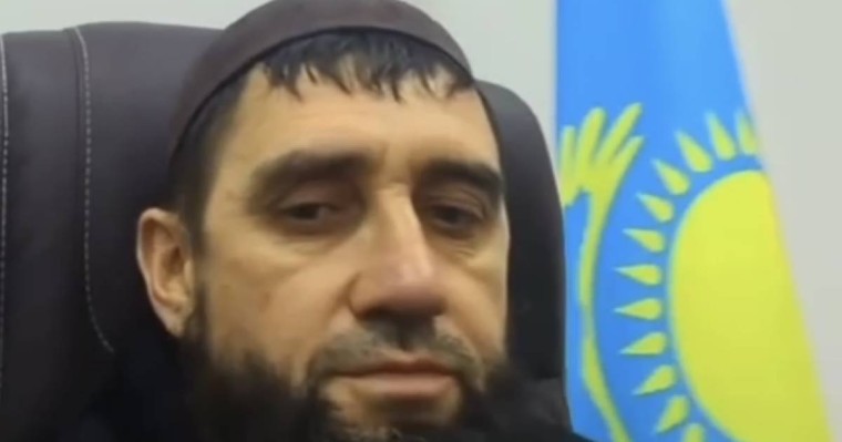 Әкімнің креслосында отырып әзілдеген блогер көптің ашуына тиді (фото)