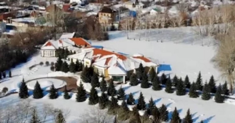 "Баспанасы жоқ": БҚО әкімі жылына 100 млн теңге жұмсалатын резиденцияда тұрады