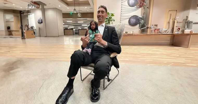 Әлемдегі ең ұзын және ең қысқа адам кездесті