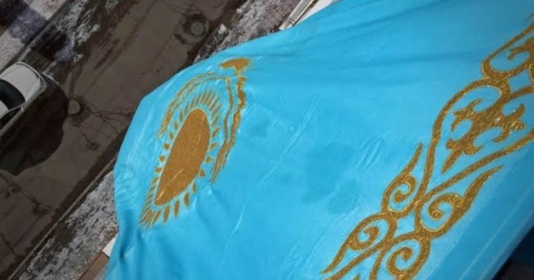 ​​"Тыйым салатын заң жоқ". Астана тұрғыны Туды қалай ілу керек екенін көрсетті