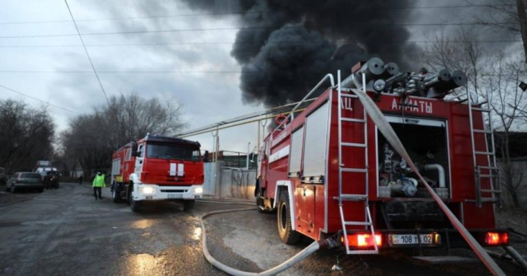 Алматыда көпқабатты үйлердің бірі өртенді. 17 адам эвакуацияланды