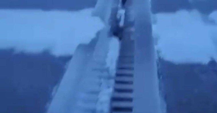 Семейдегі аяздан көпір екіге бөлініп кетті