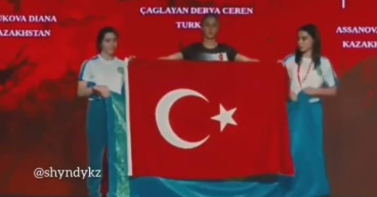 Орынға таласып қалды: Марапаттау кезінде түрік пен қазақ қыздары келісе алмай қалды