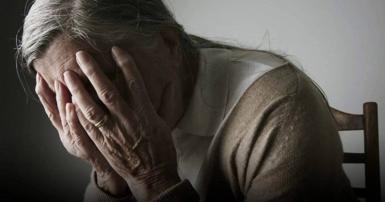 Қабырғасы сынған: Желіде Қарағандының бұрынғы әкімінің ұлы қарт анасын соққыға жыққаны туралы ақпарат тарады