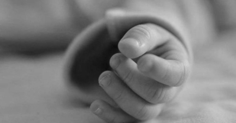 Оралда түйреуіш жұтып қойған алты айлық сәби көз жұмды