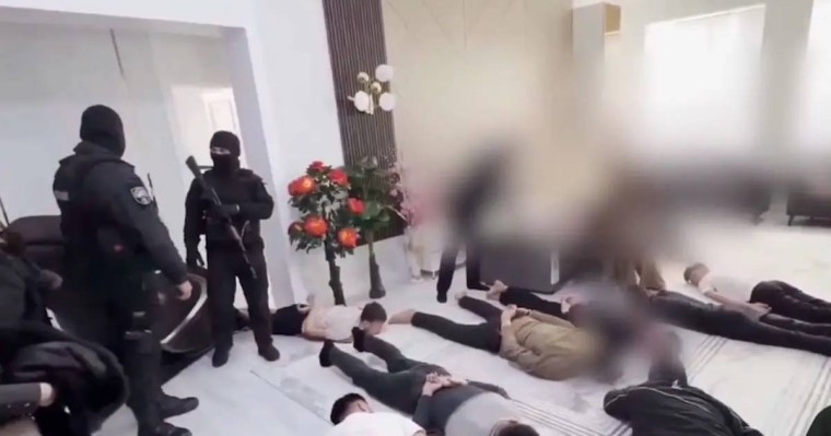 Шымкентте «алтын Назираның» зәулім үйінен бума-бума ақша мен 12 келі алтын табылды (ВИДЕО)