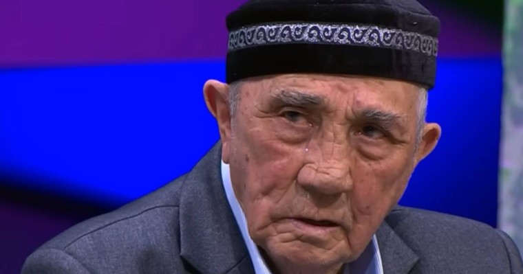 «Маған әке керек емес»: Туған қыздары бас тартқан қарияның оқиғасы көпті жылатты (ВИДЕО)