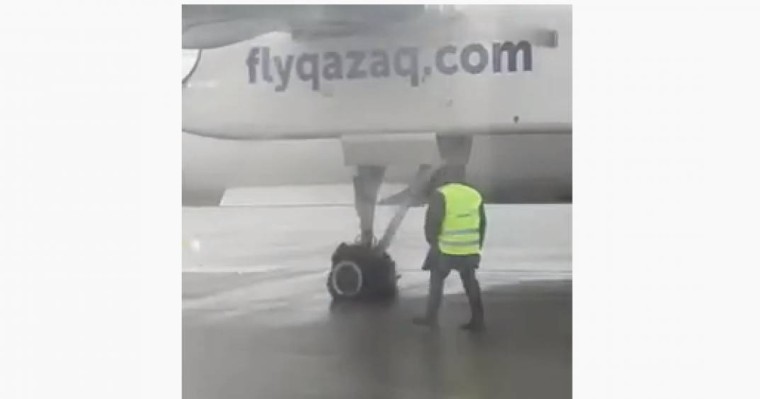 "Бәріміз өлеміз деп ойладым": Алматы әуежайында Qazaq Air ұшағының дөңгелегі жарылды