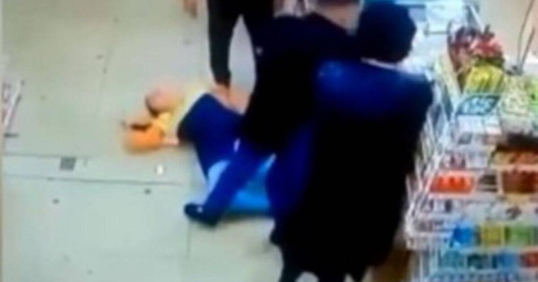 Қарағандылық әйел сауда үйінде кассир қызды бір ұрып сұлатты (ВИДЕО)