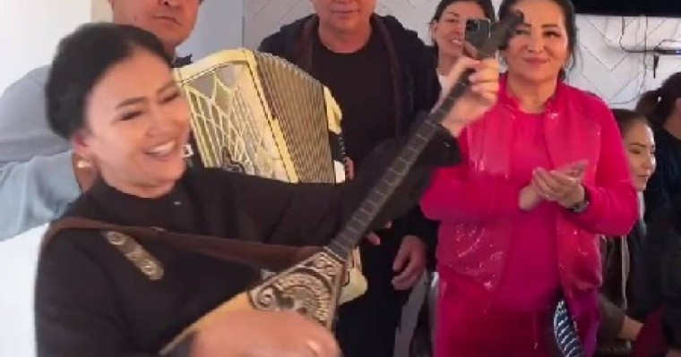 Гүлзира Айдарбекова күйеуінің туған күнінде ән айтқан әншіге бриллиант тақты (ВИДЕО)