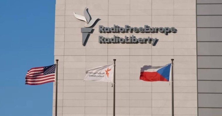 Трамп жеті агенттікте қысқарту жүргізу туралы жарлыққа қол қойды. Арасында "Азаттық радиосы" мен "Америка дауысы" да бар