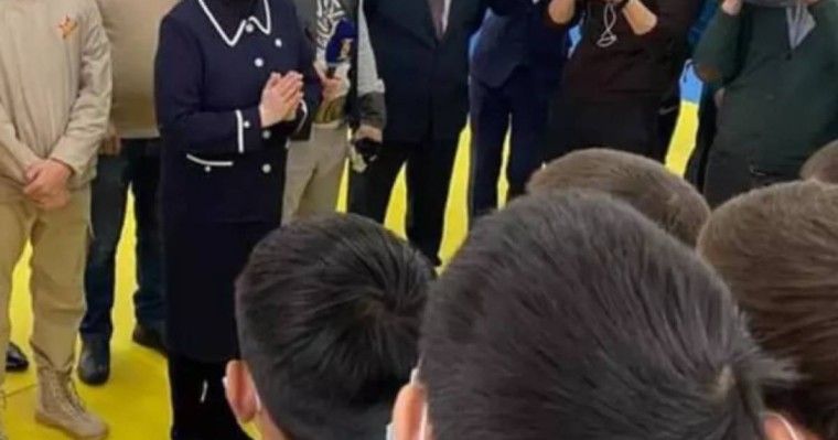 “Министр де бар”: Қасиетті татамиге аяқ киіммен шығып кеткендер сынға қалды