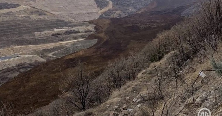 Түркияда алтын кенішінде көшкін болды: адамдар үйінді астында қалды