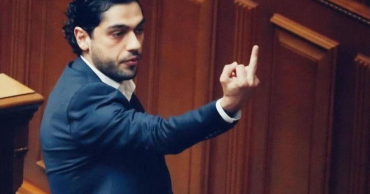 Депутат Президент Зеленскийге ортанғы саусағын көрсетті