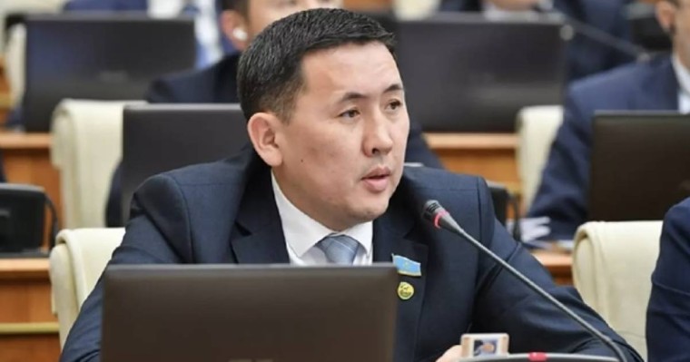 “Не үшін кешірім сұрауым керек?”: отбасындағы жанжалға әйелдерді кінәлаған депутат сөзін түсіндірді