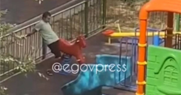 "Биеге шапқан айғырдай". Шымкентте ер адам ойын алаңындағы ойыншық атқа жабысып, түсініксіз қимылдар жасады