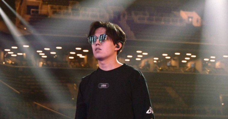 Димаштың 10,000$ ақша таратып жатқаны рас па?