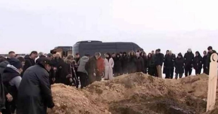 «Олар бақытты еді»: Алматыдағы лай көшкінінен қаза тапқан отбасы жерленді