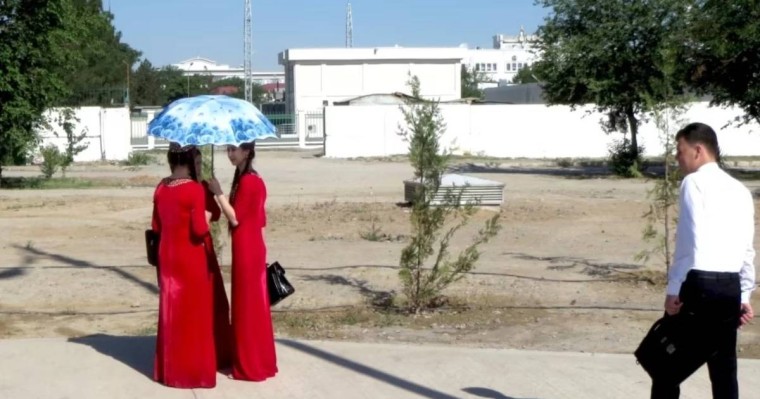 Түрікменстанда оқушы қыздардың пәктігі тексеріліп жатыр