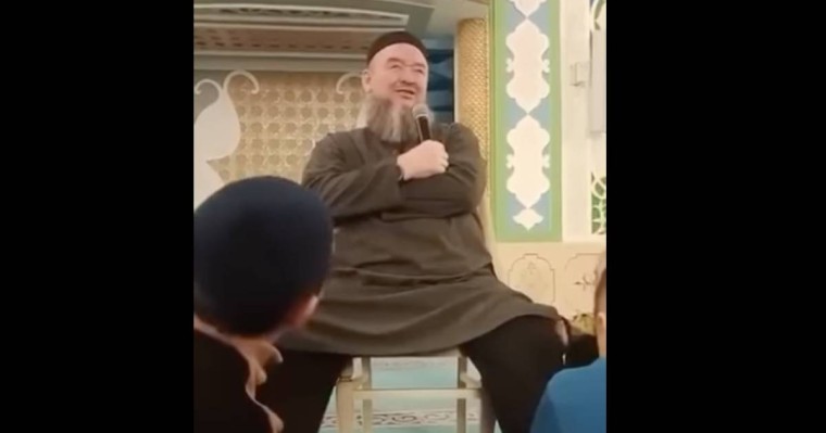 «Ертең табанын жалатады»: Шәкірттеріне аяғын уқалатқан ұстаз жұрттың ашуына тиді (ВИДЕО)