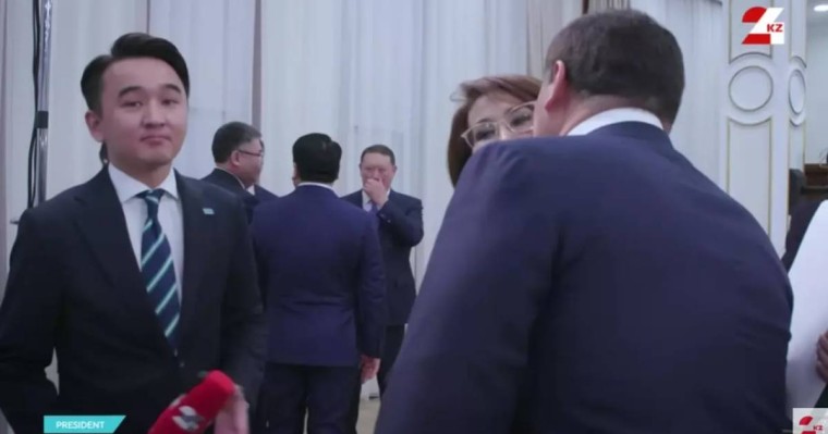 "Тойда кездесіп тұр ма?": денсаулық сақтау министріне сұхбат беруге кедергі келтірген әкім сынға қалды (видео)